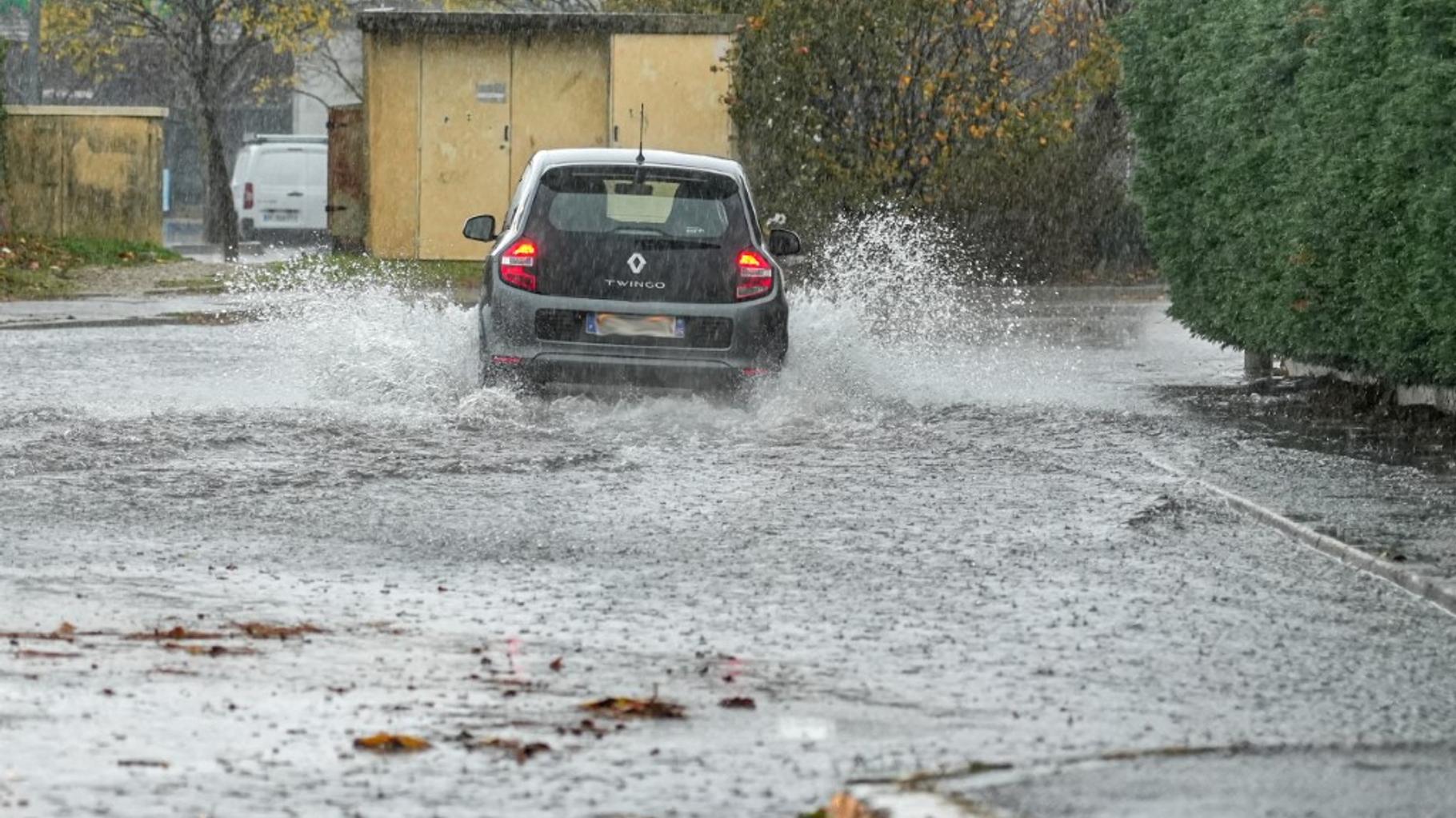 Rivière en crue et routes inondées dans le sud