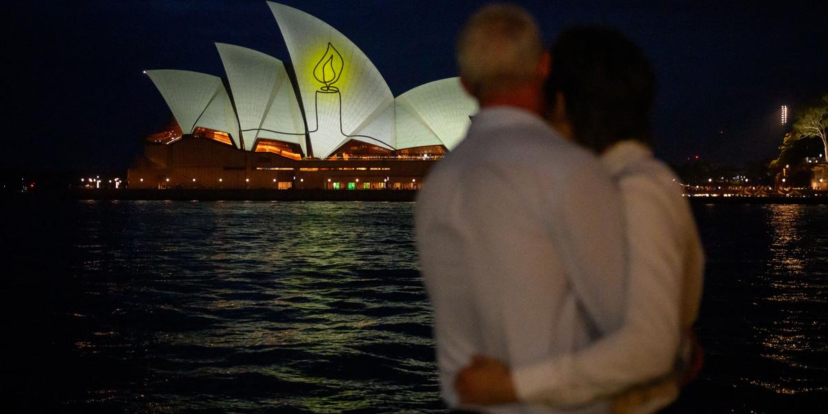 Mémorial sur Bondi Beach avec des bougies et des messages de solidarité