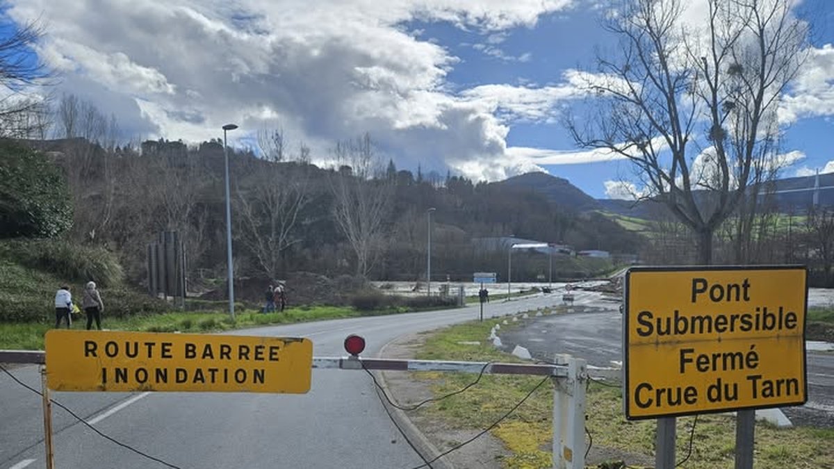 Pont et eaux montantes près de Millau