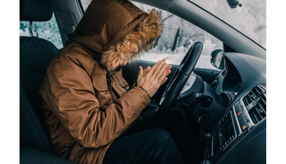 Conducteur hivernal en doudoune et bottes de neige