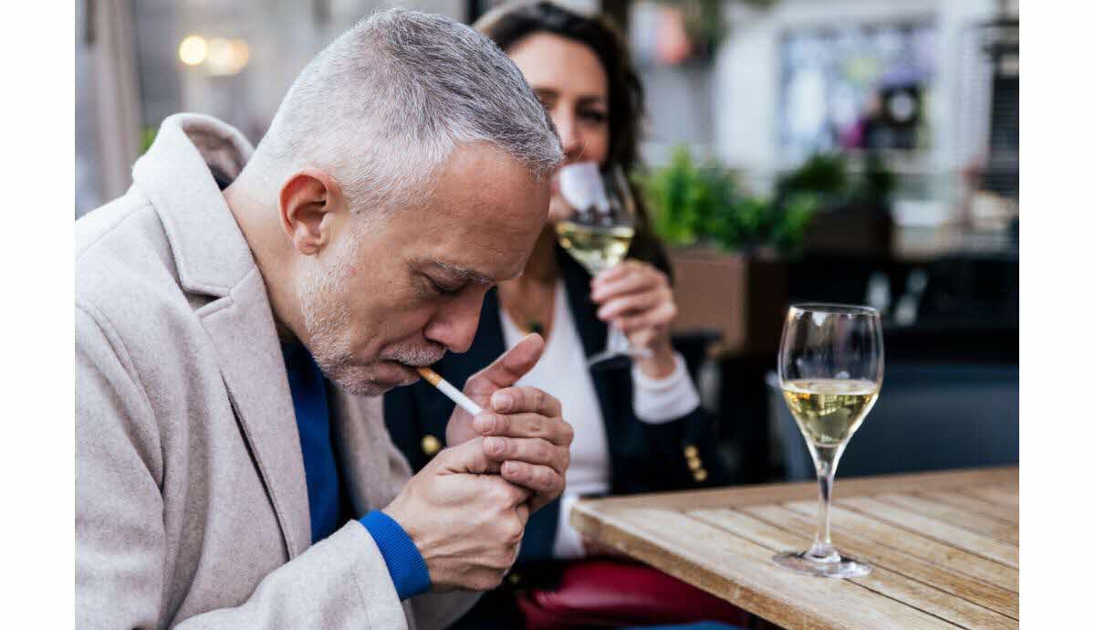Photo montrant un senior réfléchissant à l’arrêt du tabac