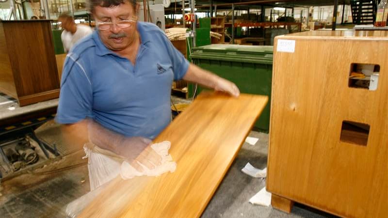 Retraité travaillant dans un supermarché pour compléter ses revenus