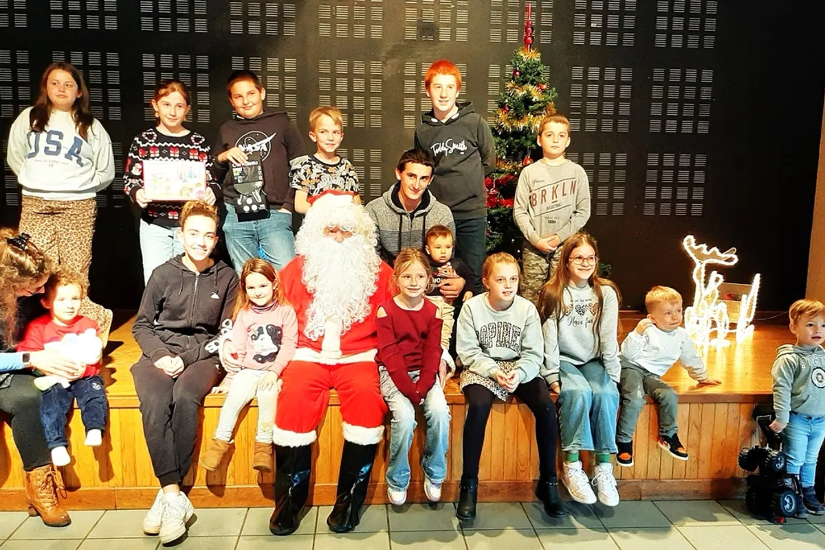 Père Noël entouré d'enfants à Laroche-près-Feyt