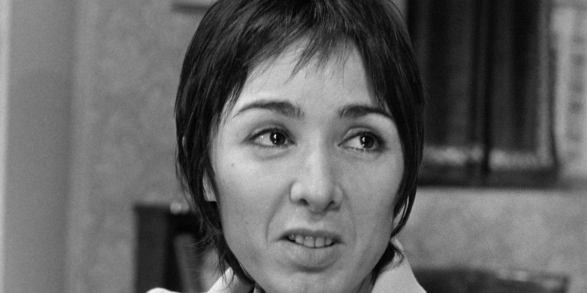 Monique Tarbès dans une scène théâtrale