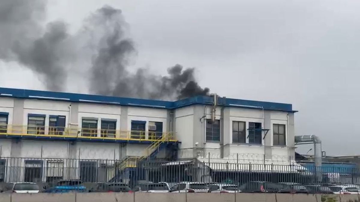 Panache de fumée au-dessus d'une usine Elkem Silicones à Saint-Fons