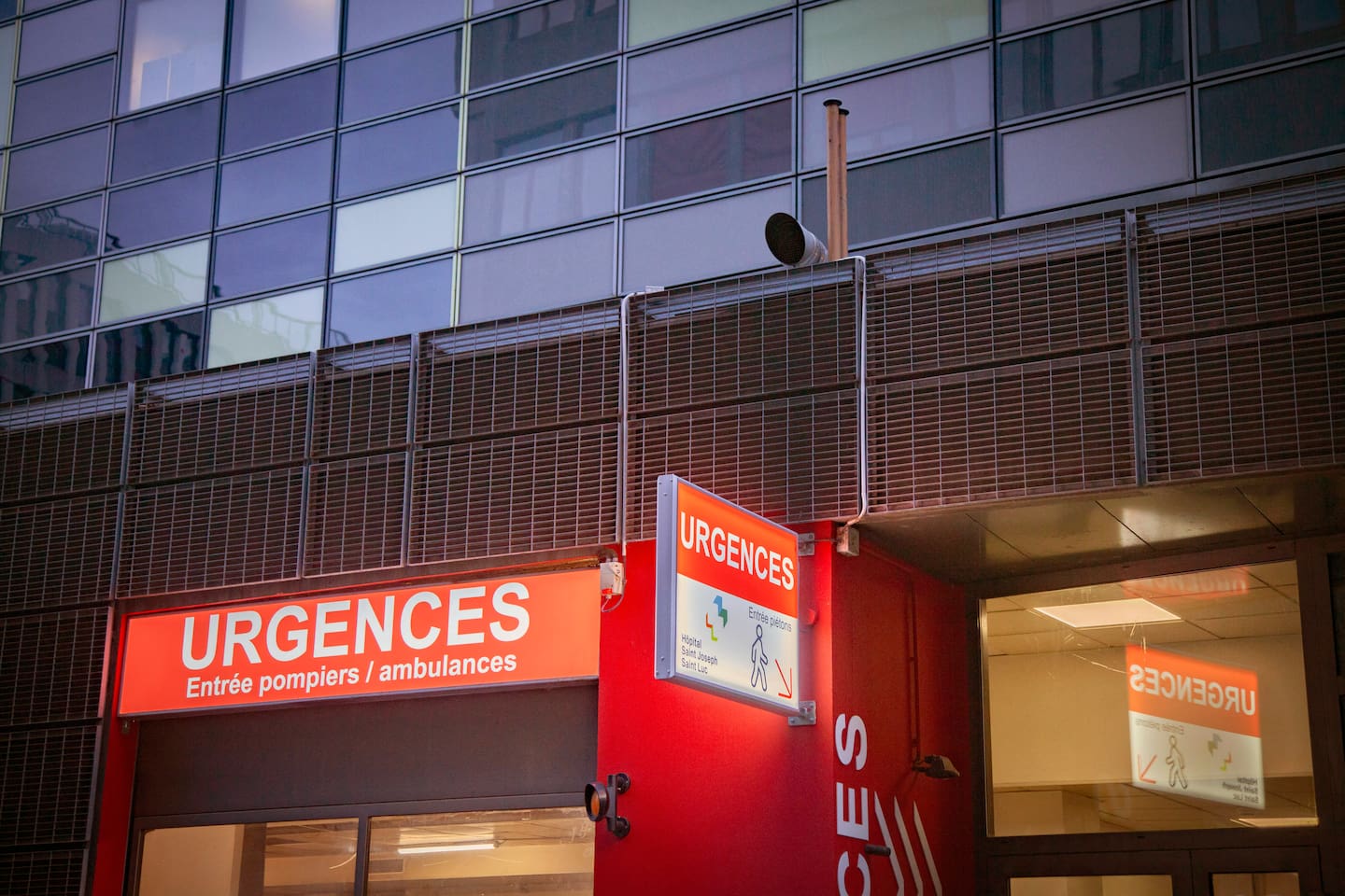 Panache de fumée devant une usine chimique près de Lyon