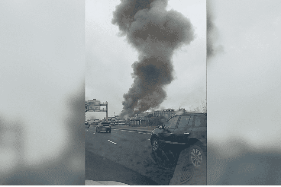 Camions de pompiers devant l’usine Elkem Silicones