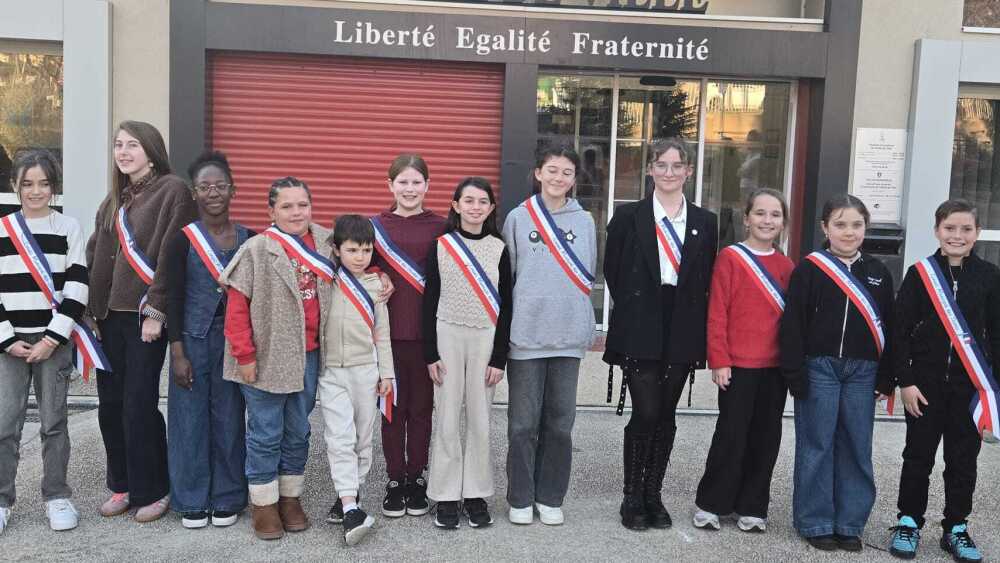 La maire entourée de ses adjoints et du CMJ