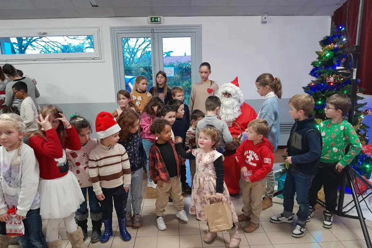 Père Noël et enfants lors d’un après-midi festif