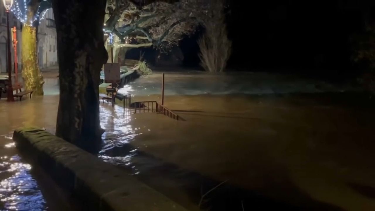 Vue d’une rue inondée et d’un quartier bloqué par l’eau