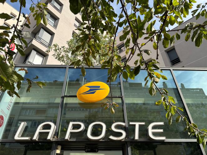 enseigne La Poste à Paris le 23 décembre 2025
