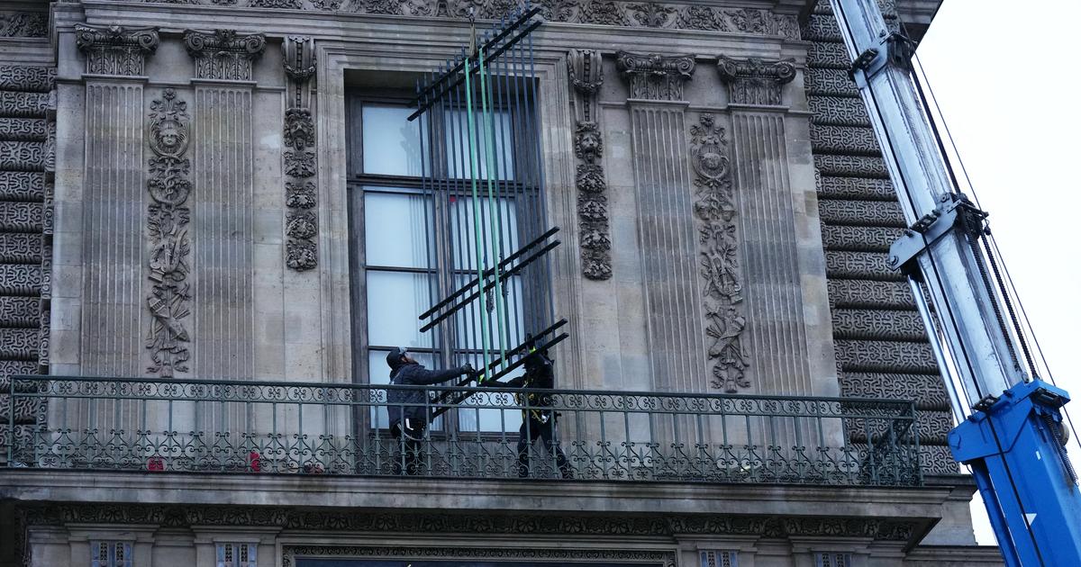 Grille de sécurité installée sur la fenêtre de la galerie d'Apollon au Louvre