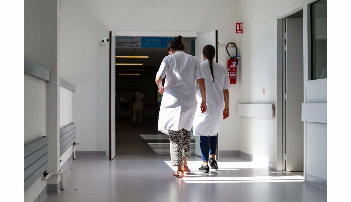 Femme à l'hôpital avec le corps du nourrisson dans un sac