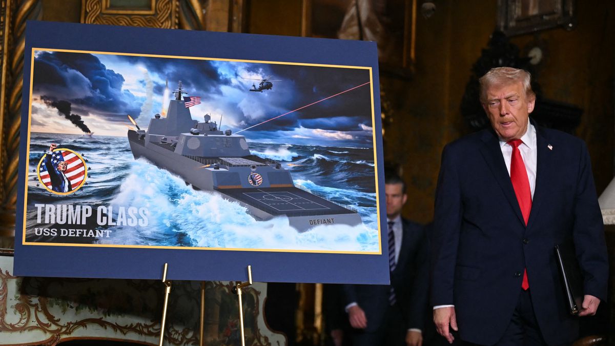Projection d'un navire de guerre Trump Defiant en mer