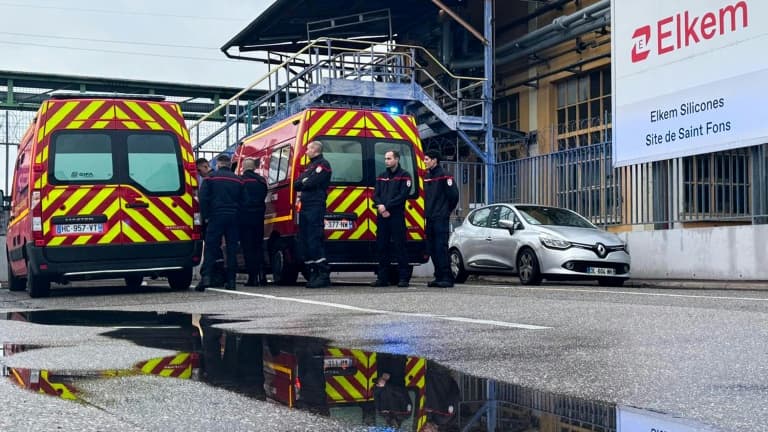 Pompiers devant l'usine Elkem Silicones à Saint-Fons après l'explosion