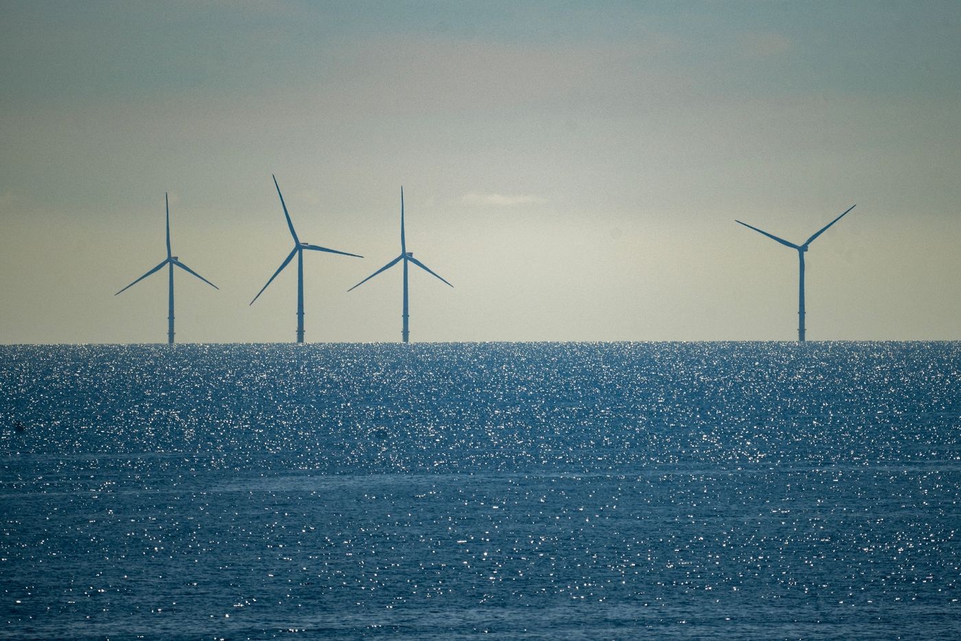 Vue d’éoliennes offshore près de la côte est des États-Unis