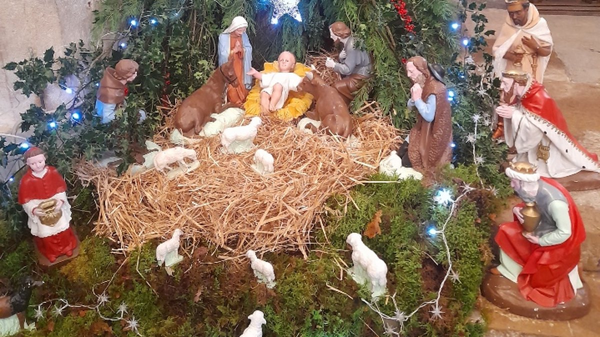 Crèche de Noël dans l’église restaurée après les inondations