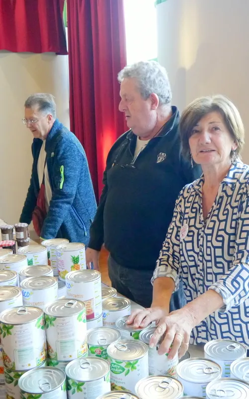 Père Noël vert distribuant des jouets à Rochechouart