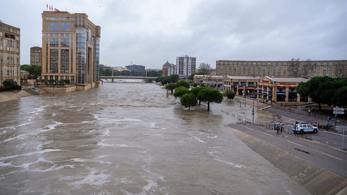 Vue des crues sur le fleuve Hérault à Agde