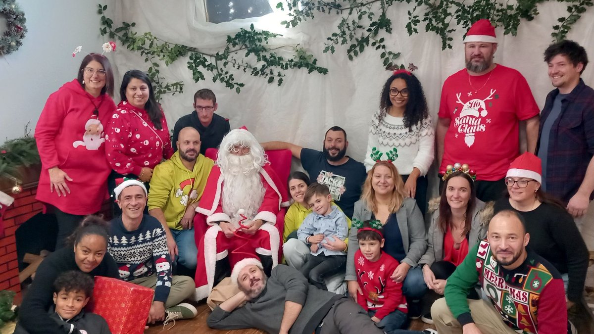 Vue générale du marché de Noël à l’école Lucie Aubrac