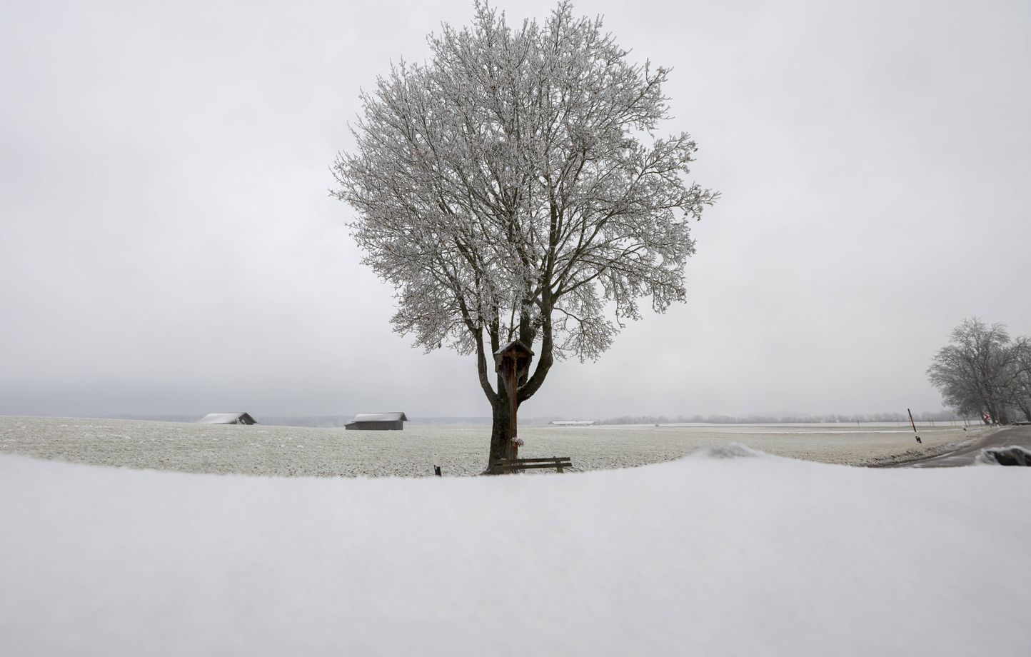 Vue enneigée autour d'un banc dans un paysage hivernal