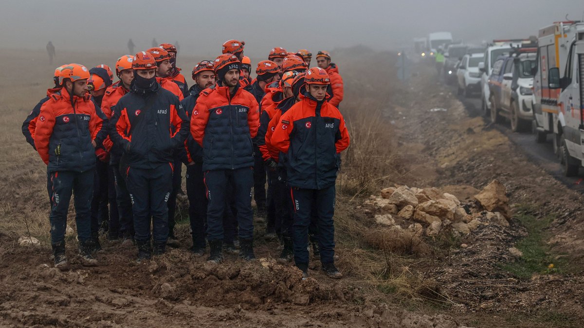 Dépouilles et débris sur le site de l'accident près d'Ankara