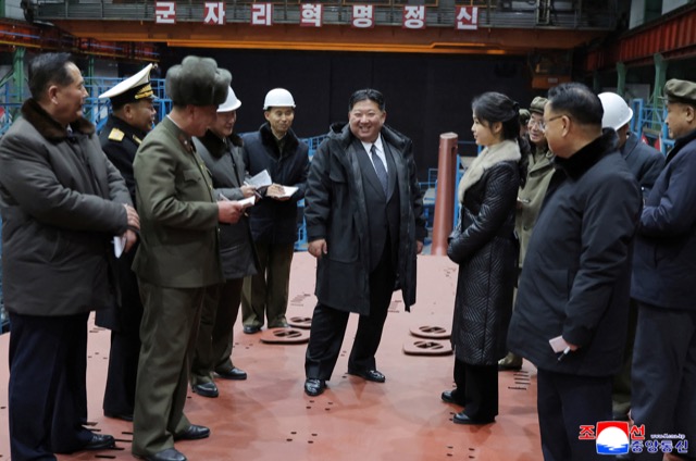 Kim Jong-un sur un chantier de sous-marin nucléaire