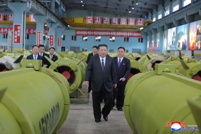 Kim Jong-un lors d'une visite d'une usine de l'industrie de l'armement nord-coréenne