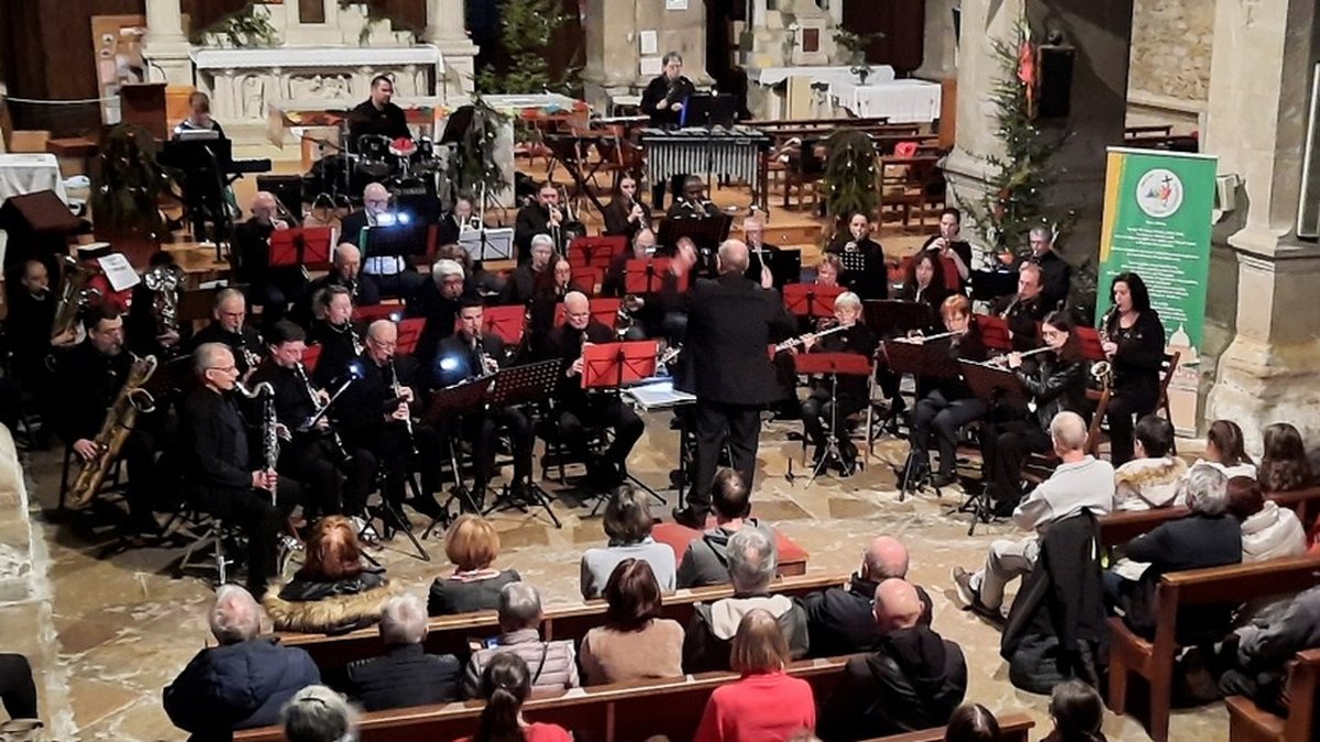 Public attentif lors d’un concert de Noël à Decazeville