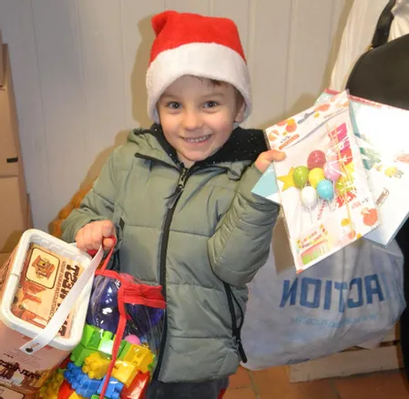 Clients et bénévoles au Secours populaire de Pithiviers