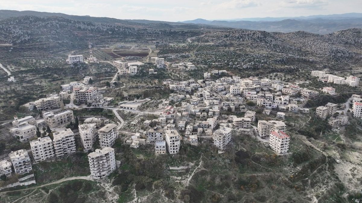 Dégâts visibles à l’intérieur de la mosquée à Homs