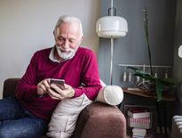 Smartphone, Internet, réseaux sociaux… : les seniors français, loin du cliché de la déconnexion