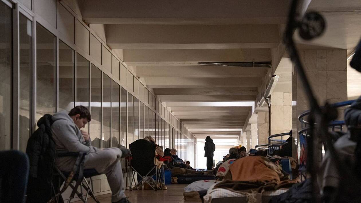 Lueurs et explosions au-dessus de Kiev captées par l’AFP.