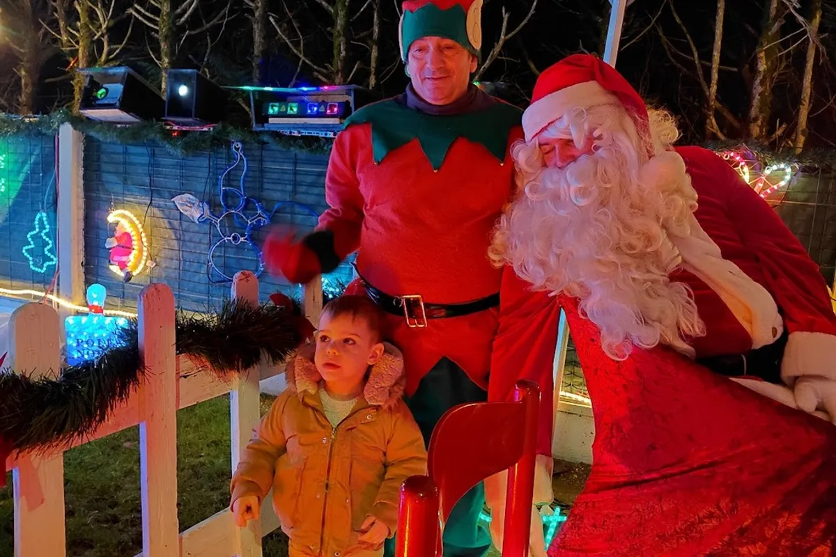 Jardin féerique de Noël à Lèves éclairé le soir