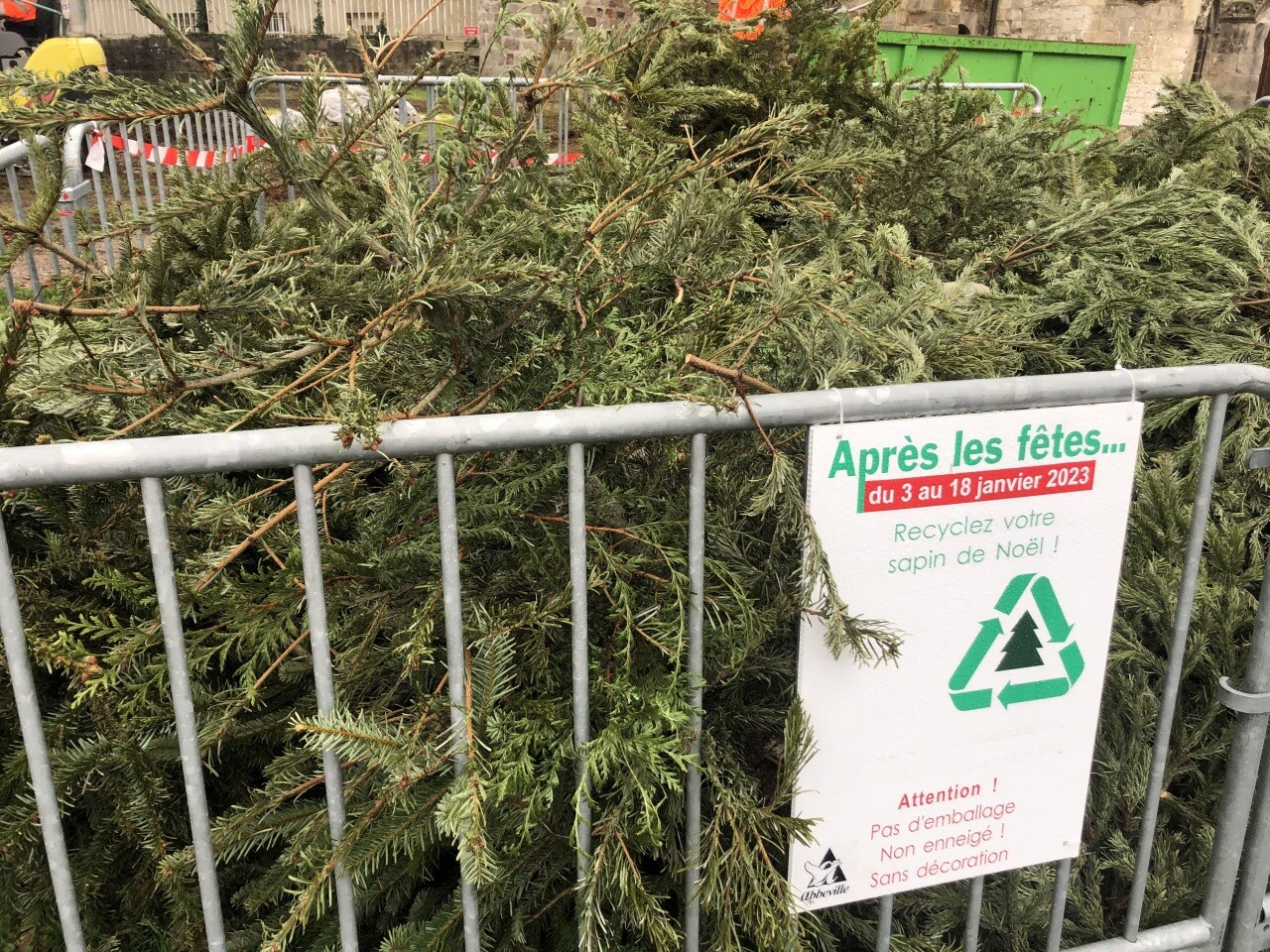 Sapin de Noël déposé en vue du recyclage à Abbeville