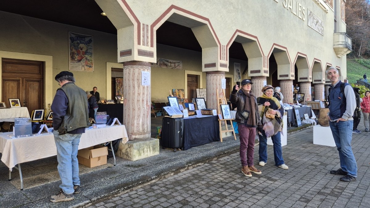 Vue du marché de Noël sous le péristyle du musée Salies