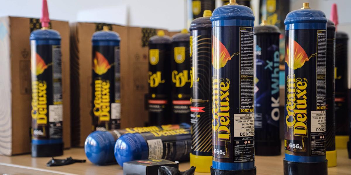 Police saisissant 486 bonbonnes de protoxyde d’azote à Annecy