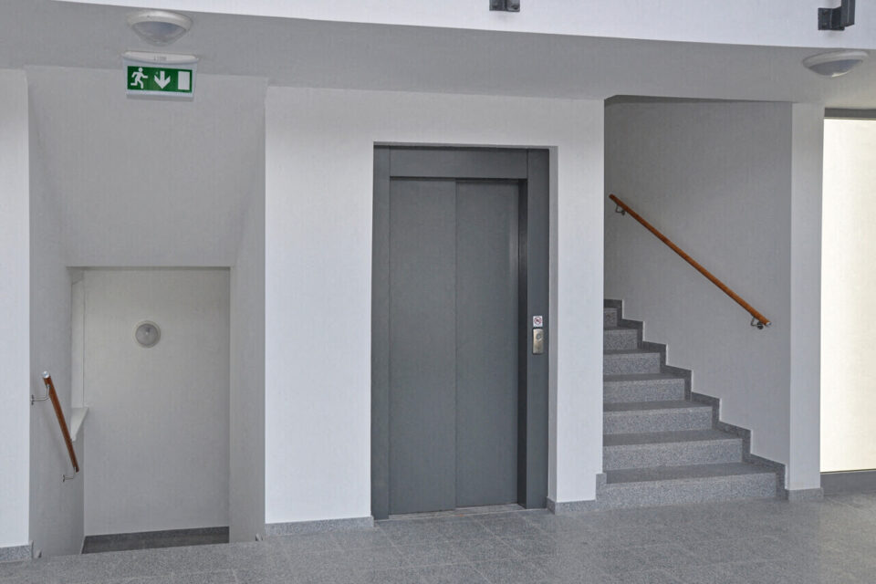 Illustration : immeuble Hlm et ascenseur en panne