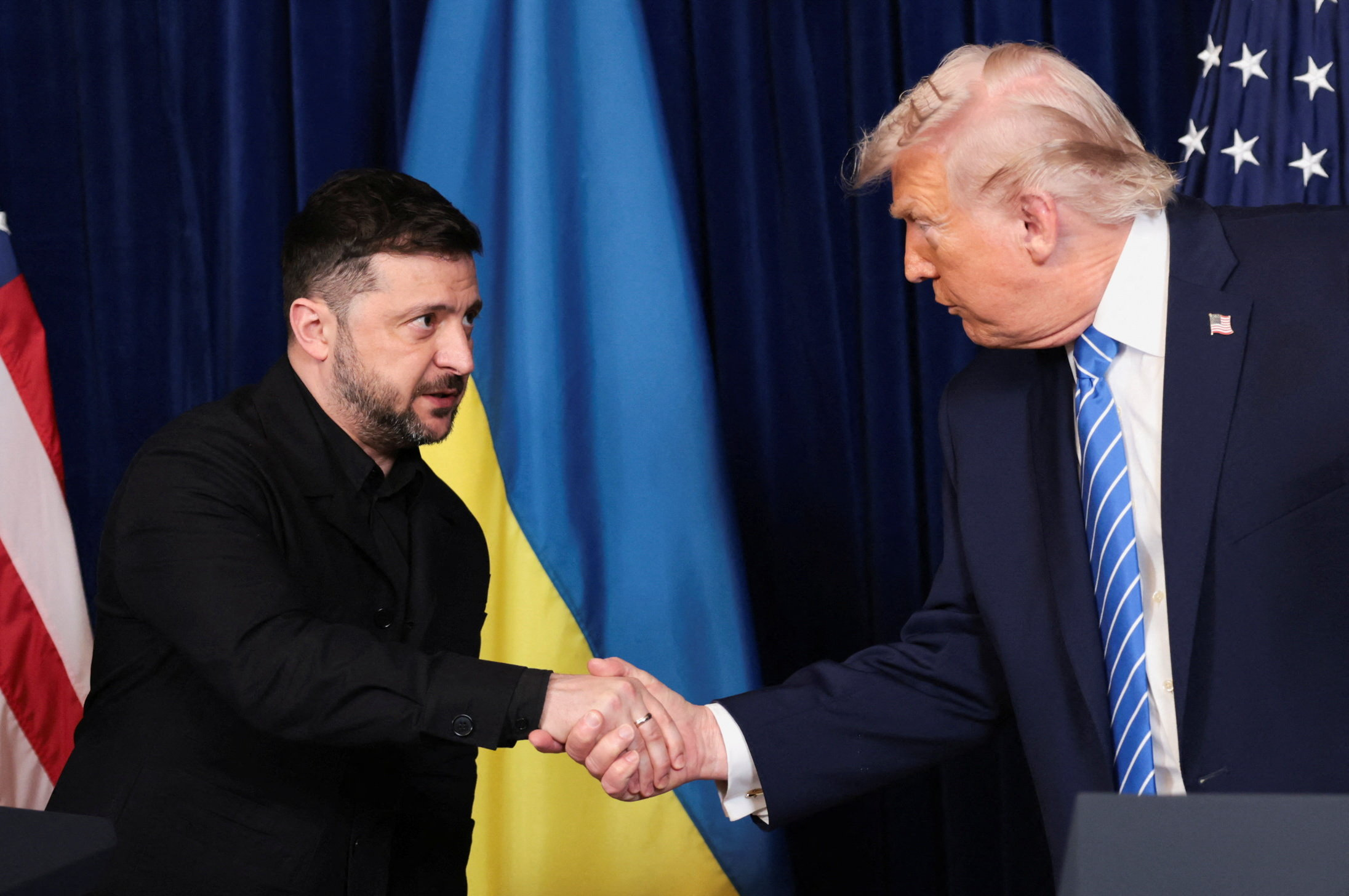 Trump et Zelensky lors d'une conférence sur les garanties