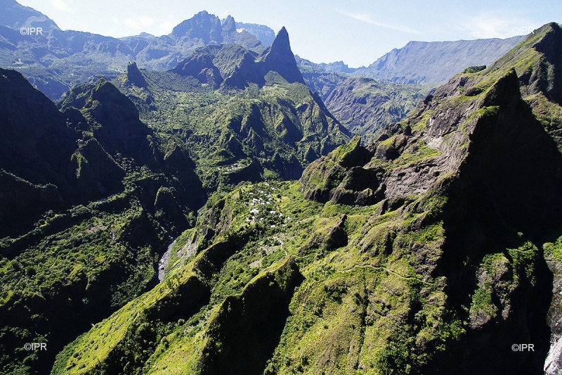Sentier de la Canalisation des Orangers dans Mafate