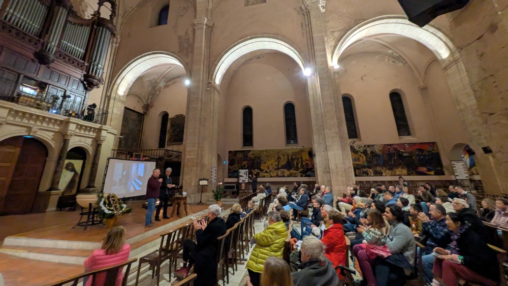 Le public suit le jeu des mains sur grand écran