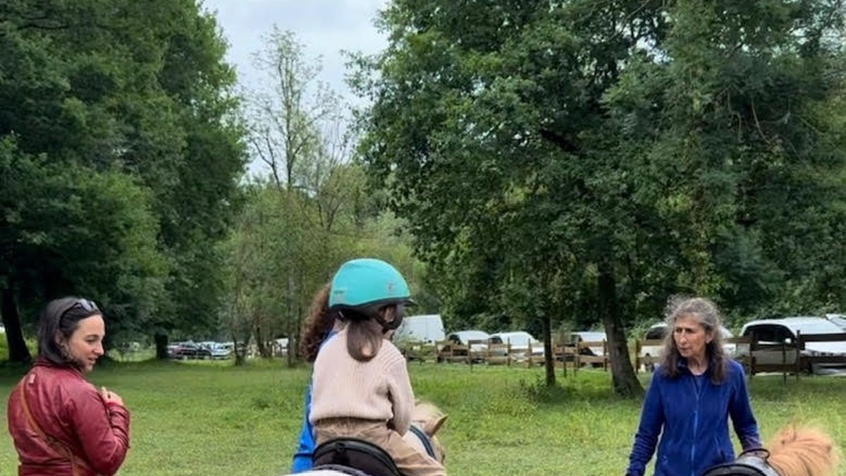 Animaux et enfants lors d’une activité à Ibos