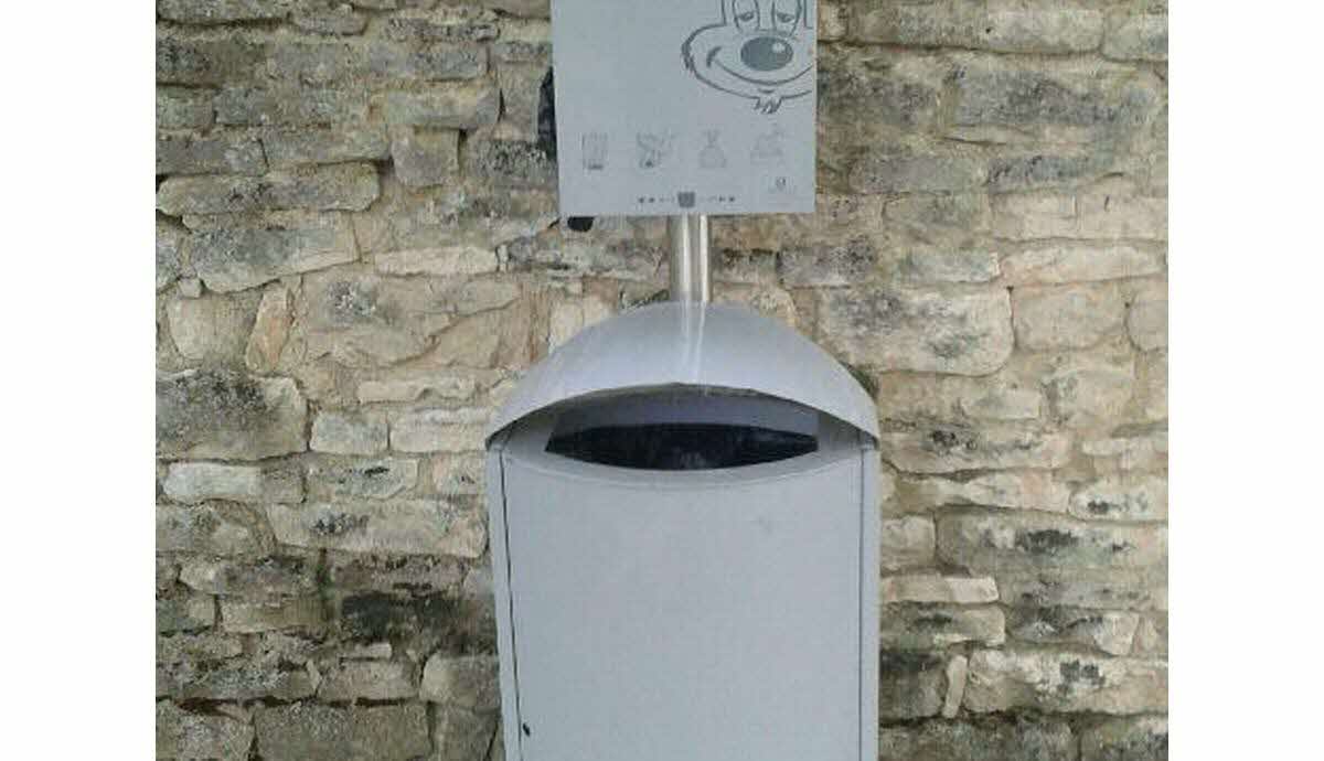 Poubelle urbaine incendiée près de la rue Chanteronne