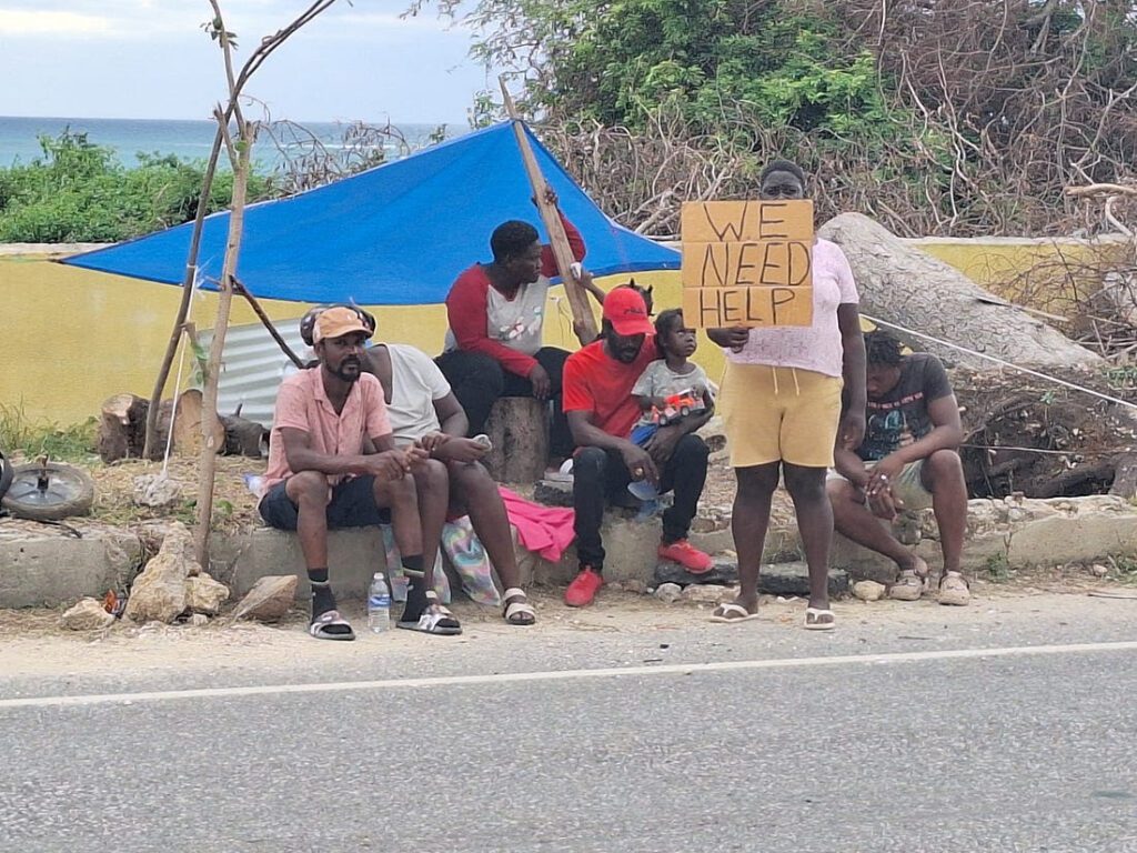 Victimes de l'ouragan demandant de l'aide à Westmoreland, Jamaïque