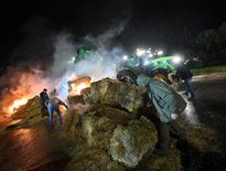Agriculteurs près d’un péage pendant une action