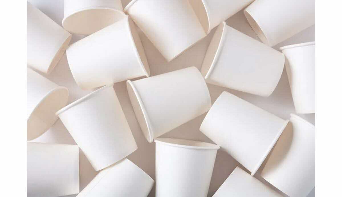 Gobelets jetables et plastique – illustration