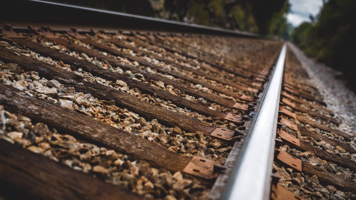 Vue des voies ferrées endommagées après l'accident près du Machu Picchu