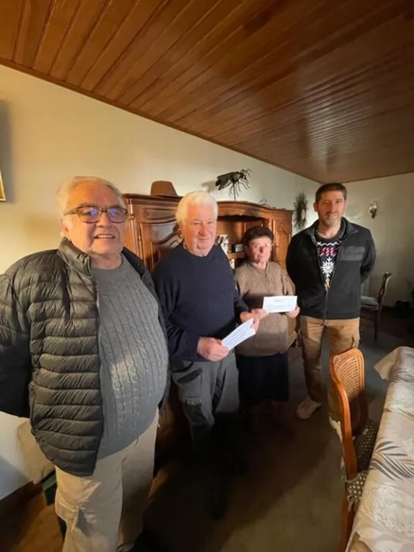 Distribution de cadeaux de Noël aux aînés par les élus locaux