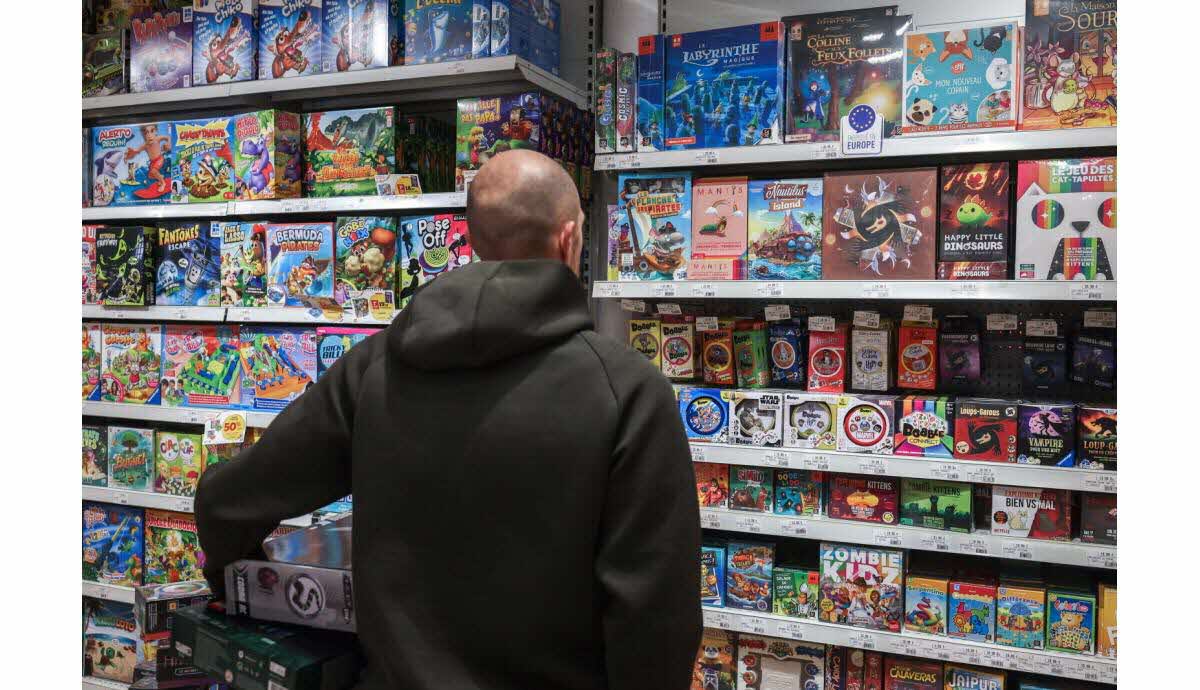 Adultes passionnés par les jeux et les maquettes