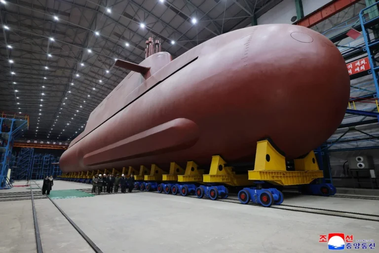 Kim Jong Un visite un chantier de sous-marin nucléaire en Corée du Nord